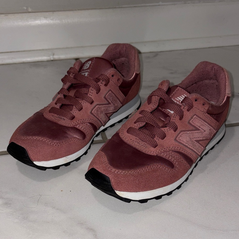 New Balance Rose Sneakers